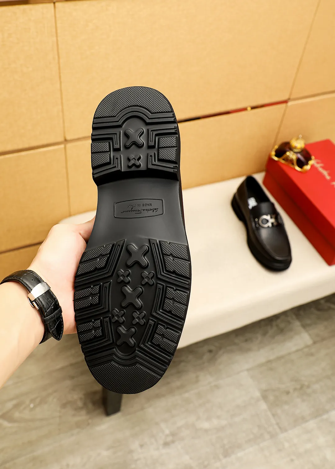 Men's shoes 💰520 💐 Product trademark: Ferragamo "Ferragamo" casual leather shoes Regular size: 38-44 (45.46🉑️customized) Product materials: Selected imported first-layer calfskin upper + original hardware buckle, imported water-dyed cow leather lining. Strong three-dimensional visual effect, original outsole color: 2 colors available